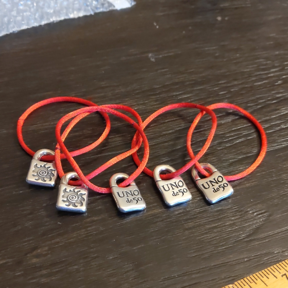 UNO de 50 5 Silver Plated Lock Charm On Red Cord